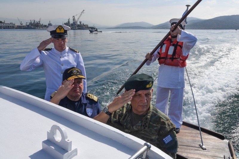 Ο Αρχηγός ΓΕΕΘΑ στρατηγός Κωνσταντίνος Φλώρος επισκέφθηκε το ταχύ περιπολικό κατευθυνόμενων βλημάτων (ΤΠΚ) ΞΕΝΟΣ και την κανονιοφόρο ΚΑΣΟΣ.