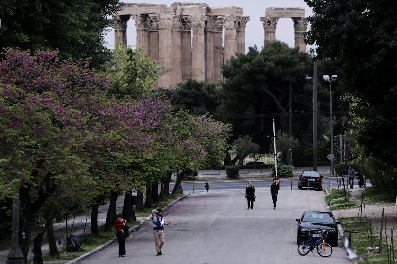 Κόσμος περπατά σε δρόμο της Αθήνας