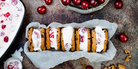 Παγωτό σάντουιτς με cookies, γιαούρτι και κεράσια / Φωτογραφία: Shutterstock