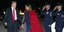 Η Μελάνια Τραμπ προσπερνά τον Αμερικανό πρόεδρο (Φωτογραφία: AP/ Carolyn Kaster)