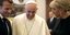 Εμανουέλ και Μπριζίτ Μακρόν στον Πάπα /Φωτογραφία: ΑΡ