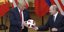 Ο Τραμπ παραλαμβάνει την μπάλα από τον Πούτιν (Φωτογραφία: AP/ Markus Schreiber)