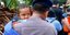 Ο μικρός Άλι στην αγκαλιά του αστυνομικού που τον έσωσε (Φωτογραφία: YouTube)