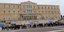 Τουρίστες φωτογραφίζουν τη Βουλή με μπογιές