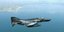 Ενα μαχητικό τύπου F-4 της Τουρκίας πετά πάνω από θαλάσσια περιοχή