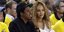 Ο ράπερ Jay-Z ντυμένος στα μαύρα με την Μπιογιονσέ στο γήπεδο