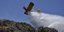 Πυροσβεστικό αεροσκάφος κάνει ρίψεις νερού σε πυρκαγιά
