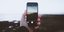 Αντρας βγάζει φωτογραφία με iPhone
