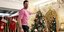 Ο Γιώργος Τσαλίκης στολίζει το χριστουγεννιάτικο δέντρο του 
