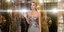 Η λαίδη Κίτι Σπένσερ με ασημί και γκρι φόρεμα