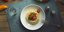 Πιάτο με μακαρόνια και βασιλικό σε τραπέζι