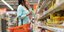 Γυναίκα ψωνίζει σε σούπερ μάρκετ