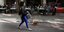 κοπέλα βγάζει βόλτα τον σκύλο της στην Αθήνα