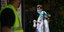 Κορωνοϊός: Δυο γιατροί περπατούν έξω από νοσοκομείο φορώντας μάσκες