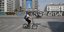 Γυναίκα με ποδήλατο στην Ομόνοια