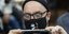 Ο Ρώσος σκηνοθέτης με μάσκα για τον κορωνοϊό στο δικαστήριο της Μόσχας που ζητά την ενοχή του, με 6 χρόνια φυλακή και χρηματικό πρόστιμο