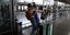 Αγκαλιές ανάμεσα σε επιβάτες που φτάνουν στην Ελλάδα στο αεροδρόμιο «Μακεδονία»