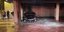 Αυτοκίνητο καμένο σε πυλωτή πολυκατοικίας στη Λαμία