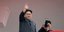 Ο ηγέτης της Βόρειας Κορέας, Κιμ Γιονγκ Ουν χαιρετα το συγκεντρωμένο πλήθος