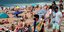 Με μάσκες οι λουόμενοι στις παραλίες της πόλης Μπίαριτζ στη Γαλλία