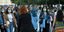 επίδομα: Πολίτες περπατούν φορώντας μάσκες στην πλατεία Συντάγματος