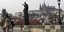 Γυναίκα με μάσκα μπροστά σε αξιοθέατα στην Πράγα 