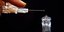 Βελόνα και σκεύασμα για το εμβόλιο του κορωνοϊού