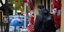 Επίδομα: Ενας άνδρας περπατά μπροστά από κατάστημα με στολισμό Χριστουγέννων