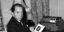 Ο Ζαν Πολ Γκετί ποζάρει στις 9 Οκτωβρίου 1957 κρατώντας στα χέρια ένα βιβλίο που συνέγραψε με την Ethel Levane με τον τίτλο “Collectors Choice” 