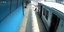 H στιγμή που ο αστυνομικός σώζει τον επιβάτη από το τρένο στη Μουμπάι της Ινδίας