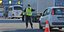 Αστυνομικός κάνει έλεγχο σε ΙΧ στα διόδια