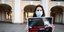 Κοπέλα διαμαρτύρεται υπέρ του Αλεξέι Ναβάλνι κρατώντας φωτογραφία του