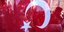 Πολίτες πίσω από τη σημαία της Τουρκίας