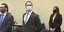 O δολοφόνος του Τζορτζ Φλόιντ, ο αστυνομικός Ντέρεκ Σόβιν όρθιος με μάσκα στην δίκη της υπόθεσης