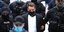 Μπάμπης Αναγνστόπουλος με μάσκα αστυνομικοί γύρω του μετά από έγκλημα στα Γλυκά Νερά