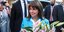 Η Πρόεδρος της Δημοκρατίας, Κατερίνα Σακελλαροπούλου με ένα μπουκέτο λουλούδια