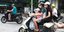 Κάτοικοι στο Βιετνάμ κινούνται με τα μηχανάκια τους εν μέσω πανδημίας