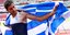 Ο Μίλτος Τεντόγλου με την ελληνική σημαία