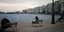 Κόσμος κάθεται σε παγκάκια στην Θεσσαλονίκη