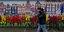 Νεαροί με μάσκες μπροστά από γκράφιτι στην Ολλανδία 