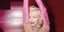 η Μέριλιν Μονρόε με το εμβληματικό ροζ φόρεμα τα ροζ γάντια και τα διαμάντια