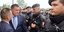   Ο Σερβοβόσνιος ηγέτης, Mίρολαντ Ντοντικ,  επιτηρεί αστυνομικές δυνάμεις