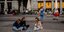 Ισπανίδες χωρίς μάσκες κάθονται οκλαδόν στην Πλάθα Μαγιόρ της Μαδρίτης