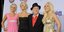 Ο Χιου Χέφνερ με τις δίδυμες Κριστίνα και Καρίσα Σάνον, αριστερά, και την Κρίσταλ Χάρις