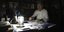 O ηγέτης του CHP Κεμάλ Κιλιτσντάρογλου με μια λάμπα στο γραφείο του, αφότου του έκοψαν το ρεύμα