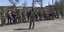 Ερασιτεχνική φωτογραφία απεικονίζει υπερασπιστές του Αζοφστάλ να υφίστανται έλεγχο από Ρώσο στρατιώτη λίγο μετά την παράδοσή τους