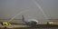 Με αψίδα νερού κατευόδωσαν στο αεροδρόμιο της Σαναά την πρώτη εμπορική πτήση που αναχώρησε σήμερα προς το εξωτερικό ύστερα από σχεδόν 6 χρόνια εναέριου αποκλεισμού της χώρας