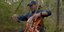 τσελίστας Yo Yo Ma παίζει τσέλο στο δάσος 