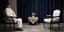 Η Κριστιάν Αμανπούρ απέναντι σε ένα άδειο κάθισμα