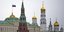 Άποψη του Κρεμλίνου με τη σημαία της Ρωσίας στον ιστό